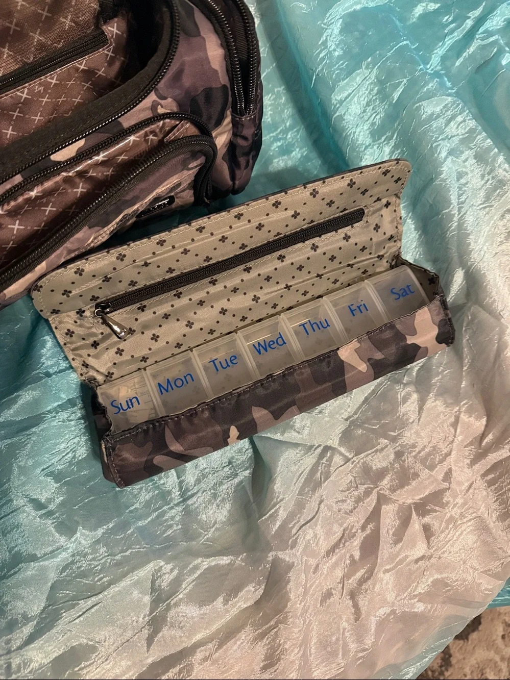 Lug Trolly Cosmetic Case + Pill holder